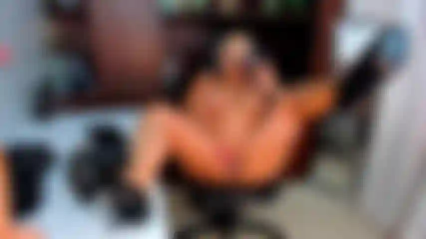 Boss se aquece no escritório e fode sua bucetinha madura com seu vibrador.