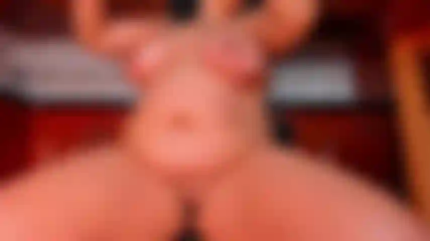 A cook é fodida na cozinha até esguichar.