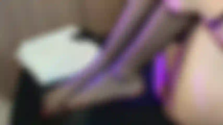 Seja uma escrava aos meus pés, veja como eu brinco com eles.