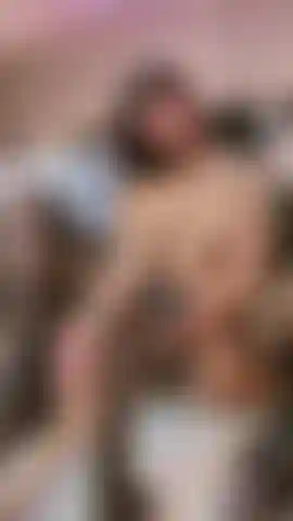 Uma bbc e meu brinquedo! Eu só preciso disso.