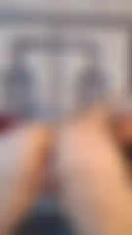 Balançando minha bunda grande em você.