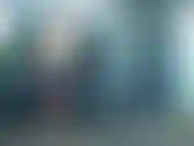 Adoro ser safada por fora. Top de biquíni e short jeans na frente da minha casa me desnudo e me fodo com um vibrador enorme. O carro chega em casa do outro lado da rua, você ouve a música e a porta do carro fecha.