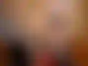 Eu biquíni de pvc vermelho brilhante com ligas e meias. Eu bato na buceta da maricas usando o dildo fodível. Dedo e foda.