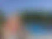 Fico deitada na beira da piscina e fico com tanto tesão sentindo o sol e o vento que arranco meus peitos e brinco com eles. Então me dedo para um orgasmo quente muito rápido. Sempre tão excêntrica para estar fora.