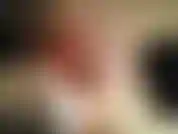 No meu assento exibindo meus peitos no avião fico nervosa e com muito tesão. Levantando minha blusa e brincando com meus mamilos, depois vou ao banheiro e faço minha buceta gozar. Gemidos e tetas jogam imenso orgasmo.