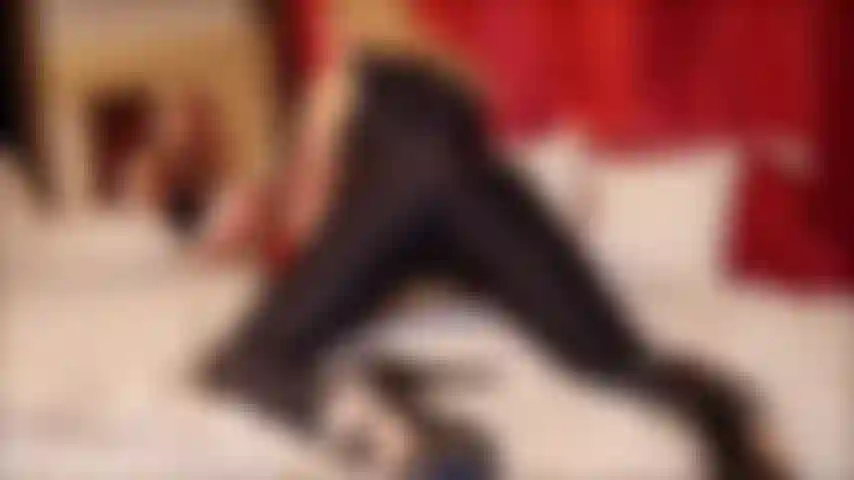 Estou na cama em frente a um espelho em meu macacão de lycra de corpo inteiro provocando você em vários ângulos. Bunda e peitos provocam... Com tanto tesão que pego um travesseiro e transo. Peitos puxados para fora, mamilos duros... Goze para mim.