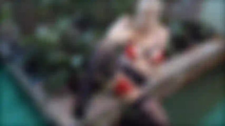 Marido está fora eu tenho novo vibrador... 9 Polegadas de largura. Nem tenho certeza se posso foder. Estou com tanto tesão que me fodo em um canteiro de pedra. Eu fodo esse pau enorme tão duro e profundo que me dá um orgasmo gritante.