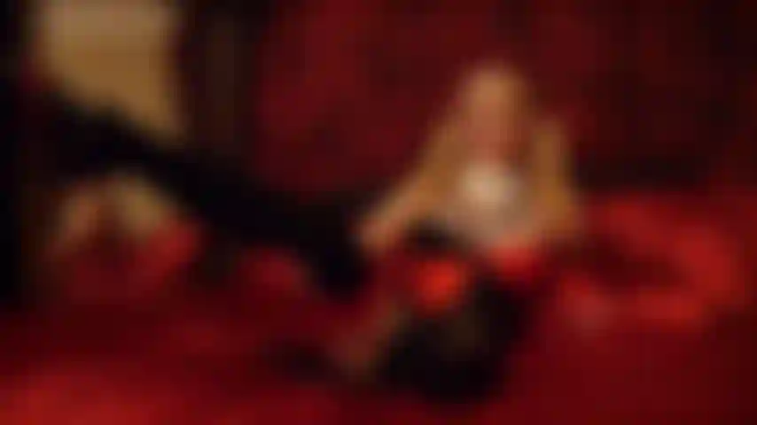 Harley é tesão e safada. Ligas e meias e salto agulha provocando um grande pau branco. Te dizendo como acariciar enquanto ela chupa e fode. Vibração interativa zapping creampie cum, sizequeen.