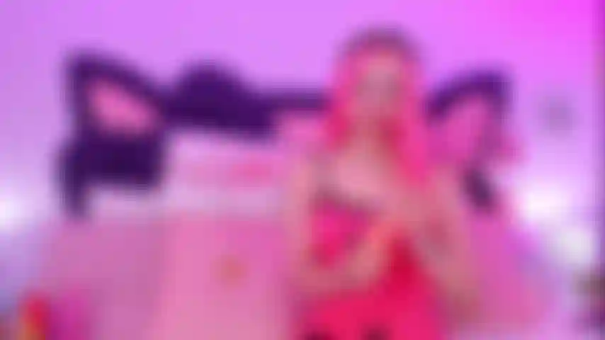 Linda garota te masturba até chegar ao orgasmo.