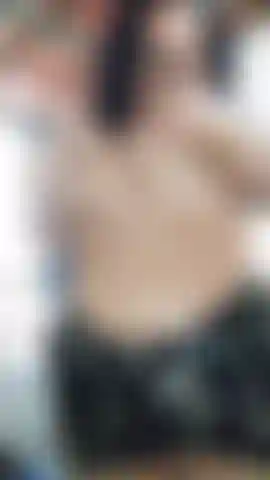 Gemendo e gozando com uma boa masturbação.