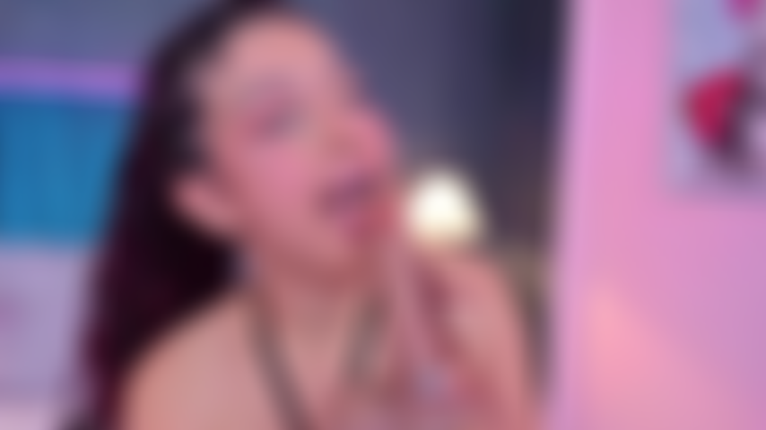 Observe-me montando no vibrador, excitada e faminta por mais... Eu fantasio que é você me preenchendo completamente.