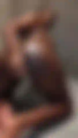 Transando de 4 no chuveiro.