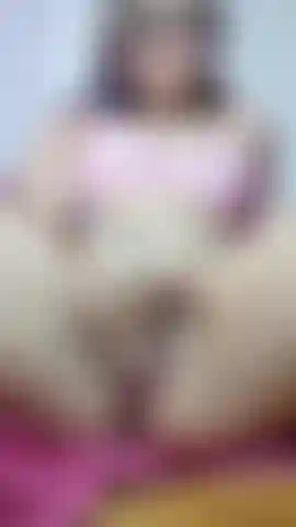 Latina que dedilha sua buceta peluda rapidamente e dedilha sua bunda ao mesmo tempo.