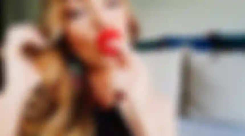 Céu gili - lábios vermelhos, renda preta.