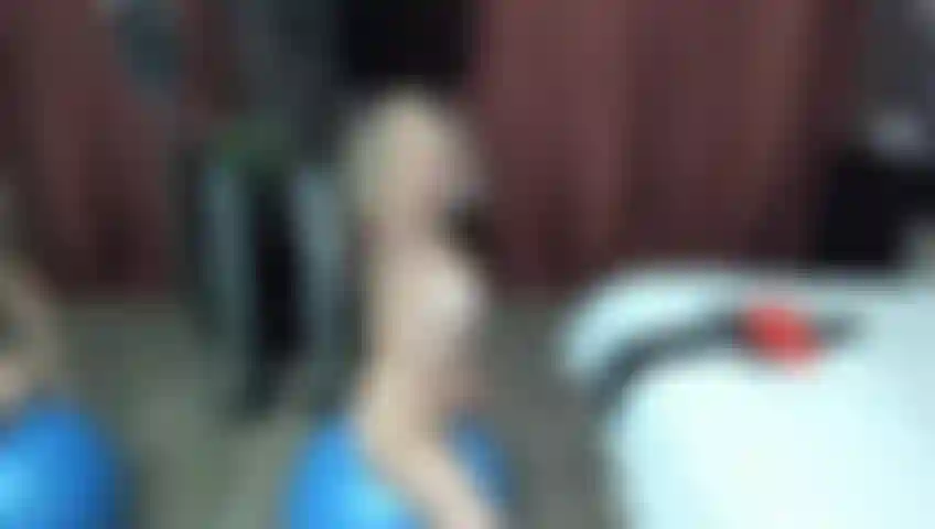 Balançando a bunda grande na bola de ginástica.