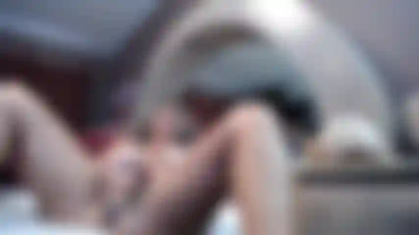 Pés de videoclipe longos no ar batendo na buceta com um brinquedo grande e bonito!