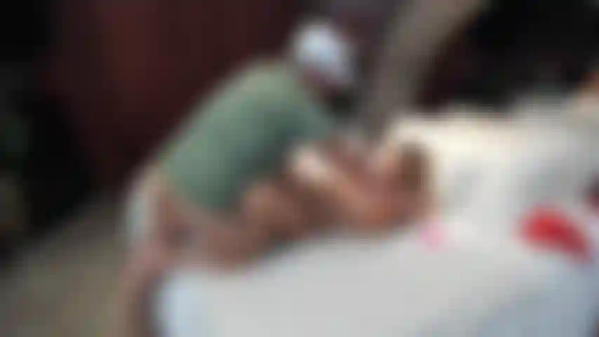 Posição missionária sexo com gozada na barriga.