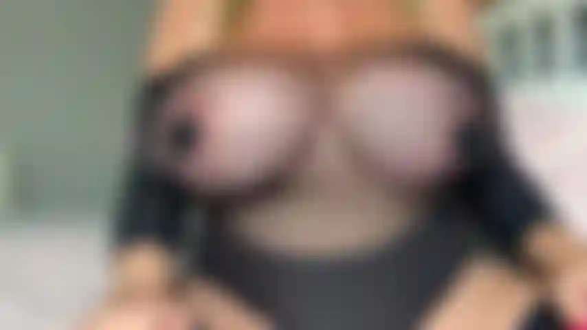 Peitos grandes saltando.