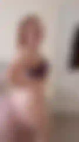 Observe-me flexionar meus braços grandes.