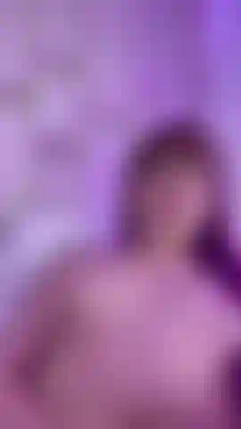 Gosto de uma grande chuva de esperma nas minhas mãos.