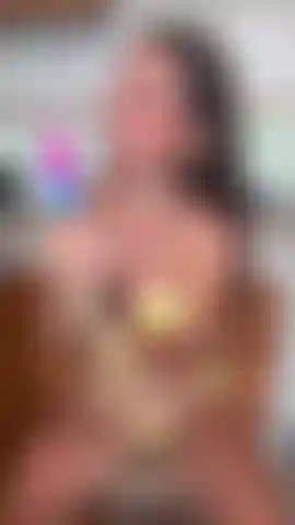 Um vibrador com língua de unicórnio arco-íris.