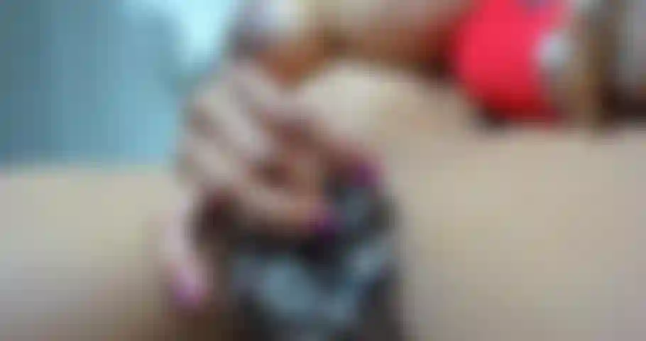 Depois do jantar e do vinho, essa milf safada quer gozar. Veja-me foder minha boceta com fralda e gozar.