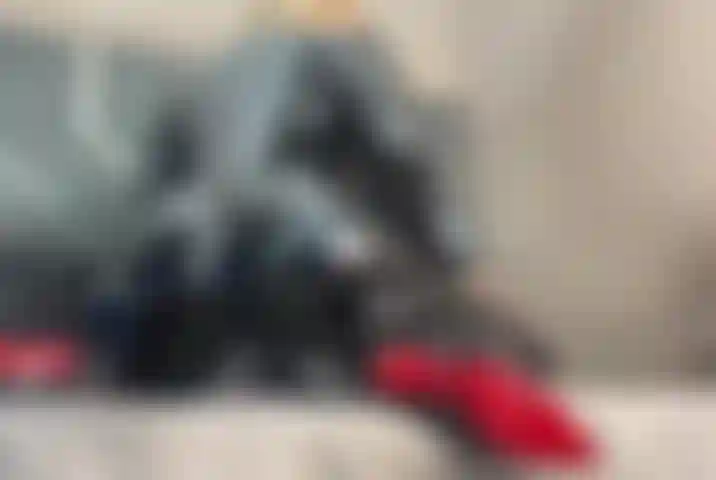 I want you to understand one thing from the very first second: I'm in charge here. I'm covered in shiny, tight latex, outlining my entire body except for my ass. My skin is bare, glistening with oil, ready for you to think of only one thing: having me on top of your face. I approach slowly, my boots pressing firmly, confidently, dominantly. I show you my oiled ass from every angle, squeezing it with my hands, moving it slowly, teasing you without saying a word. I lower my body toward the camera as if it were your mouth, your breath, your surrender. I want you to imagine your face trapped between my legs, my boots resting on either side, while I leave you with no way out. If you want to see me lower myself onto your face, dominating you with just my body press play