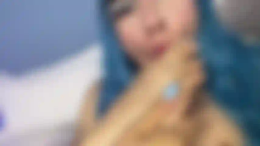 Chupando meus próprios dedos.