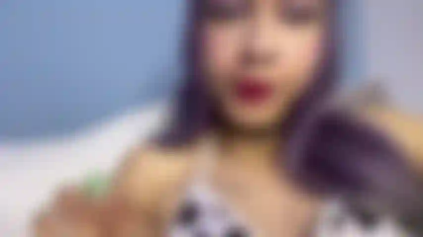 Lambendo meu próprio esperma dos meus pés.