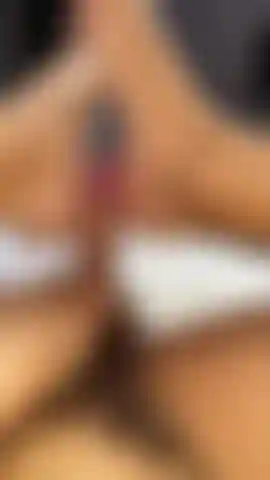 Faço masturbação com os pés em câmera lenta.