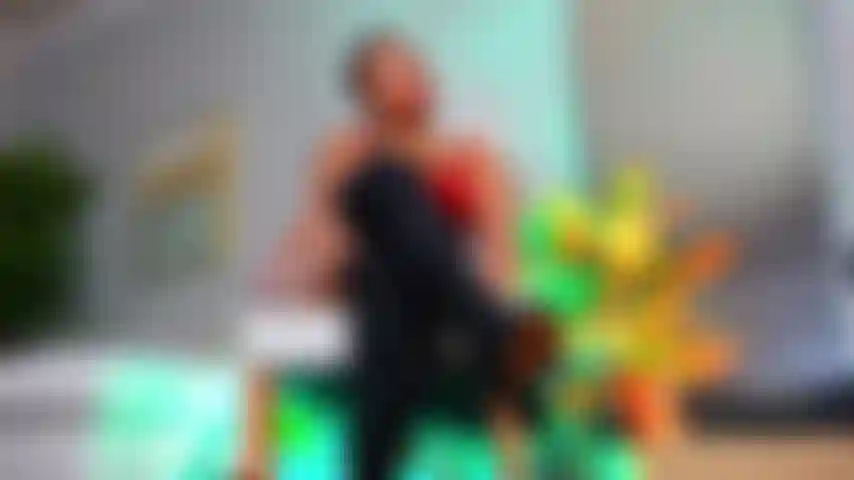 Pagando humildemente, porco de calcanhar.