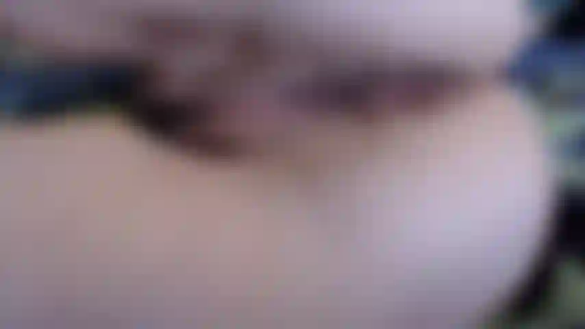 Asmr. De perto buceta peluda e bunda, espalhando, dedilhando, gozando. Buceta cabeluda e bunda só. Sem rosto.