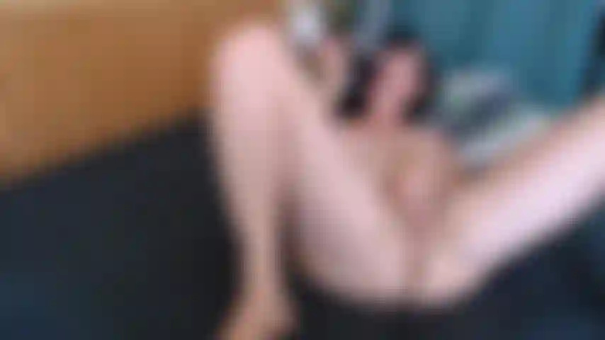 Fodendo minha buceta rosa peluda com um grande vibrador preto.