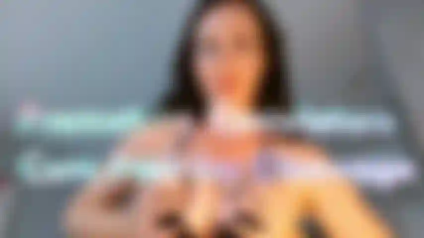 Você ama meus seios incríveis e meu decote. Adoro te provocar, enfiando-os na sua cara. Eu sei que você tem um pau quebrado, sei que você é um ejaculador precoce e sei que você é um fracasso sexual. Meu decote vai te fazer gozar tão rápido, provando que você tem um pau inútil de perdedor, que não serve para foder. Você nunca vai foder, você será um perdedor sem buceta, ejaculador precoce para sempre.