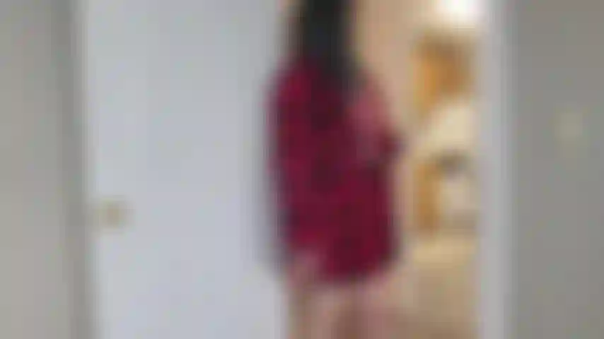 Meia-irmã joi: estamos sozinhos em casa e decido entrar no seu quarto! Enquanto estou na sua porta, descubro que você tem uma das minhas calcinhas sujas... Então decido me divertir um pouco com você!