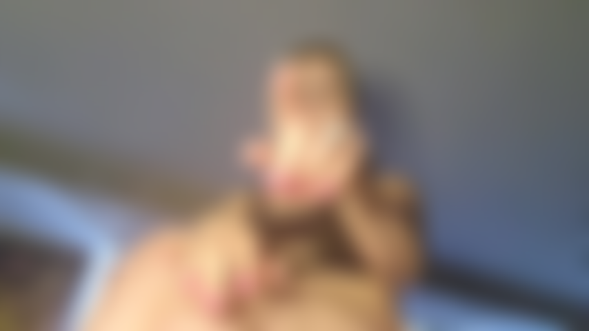 Adoração e limpeza de bunda: neste vídeo, estou usando lingerie preta e a filmagem é de baixo, onde você pertence. Depois que você cobrir minha bunda de beijos, lamba meu cuzinho até ficar limpo! Bom garoto.