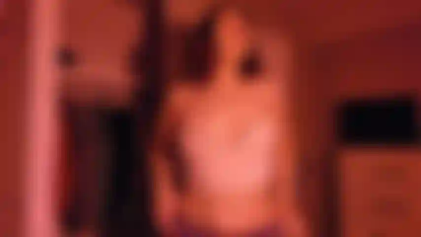 Luz vermelha, luz verde: neste vídeo eu jogo o popular jogo joi com um toque diferente, em vez de dizer luz vermelha, luz verde, eu uso luzes coloridas. Este vídeo inclui uma provocação sexy, uma contagem regressiva e depois uma negação!