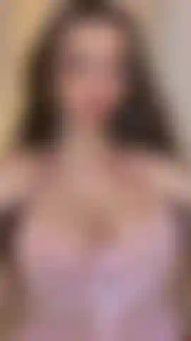 Peitos glamourosos brincam.