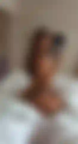 Corpo naned num espelho.