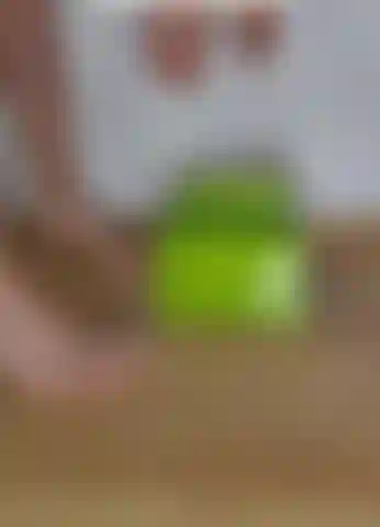 Destruindo meu bolo de aniversário com minha pedicure fresquinha.