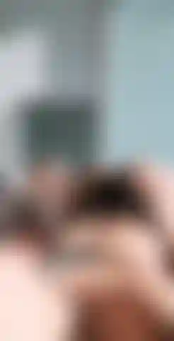 Curvada em uma tanga de renda.