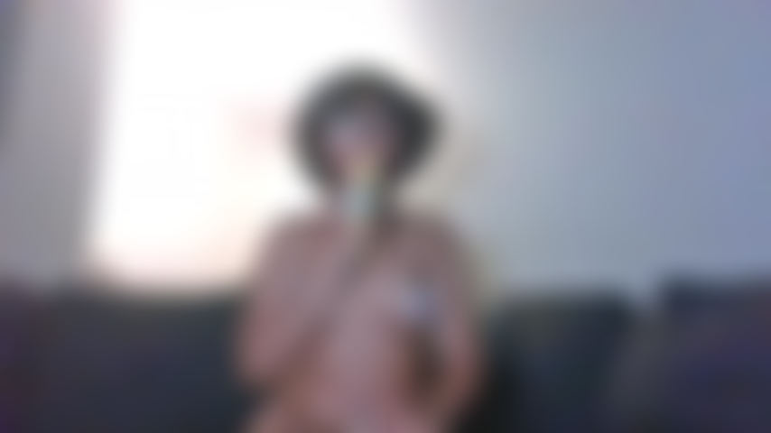 Negra de topless com pirulito.