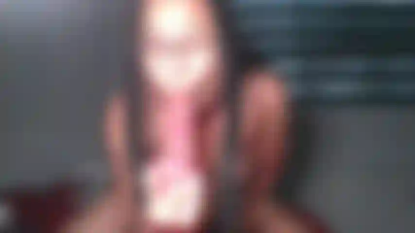 Chupando dois vibradores.