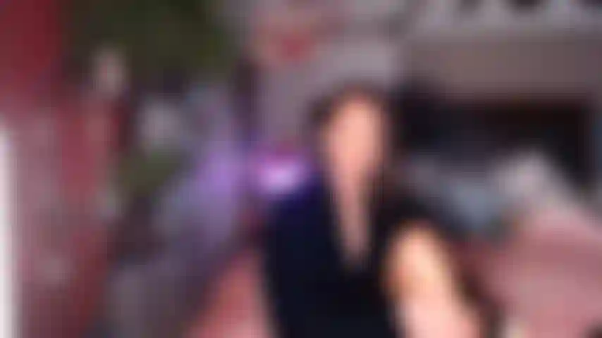 Deusa hidratando a pele de forma lenta e sensual.