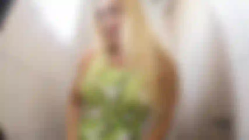 Orgasmo público com brinquedo interativo em um shopping eu dirijo meu carro, ando e como em um shopping, vou às compras enquanto meu brinquedo exuberante está dentro de mim e um de meus amigos o está controlando em seu celular.