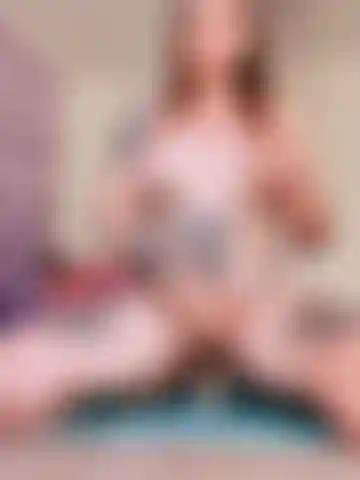 Eu me sento em cima do dildo grosso, minha buceta peluda pingando enquanto me abaixo sobre ele na posição cowgirl. Eu cavalgo com força, me esfregando fundo, meu pelo úmido roçando na base enquanto gemo e salto cada vez mais rápido. Então eu o retiro, enfio na minha boca, chupando de forma desleixada com muita saliva escorrendo pelo meu queixo e cobrindo o brinquedo.