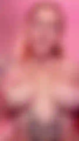 Eu me ajoelho, envolvo meus lábios macios bem apertados ao redor da sua rola latejante e a chupo de forma molhada e suja, babando por todo lado. Eu recuo, cuspo grossos fios de saliva por cima dos meus seios grandes, esfregando enquanto enfio os dedos na minha buceta escorrendo rápido, gemendo alto para você.