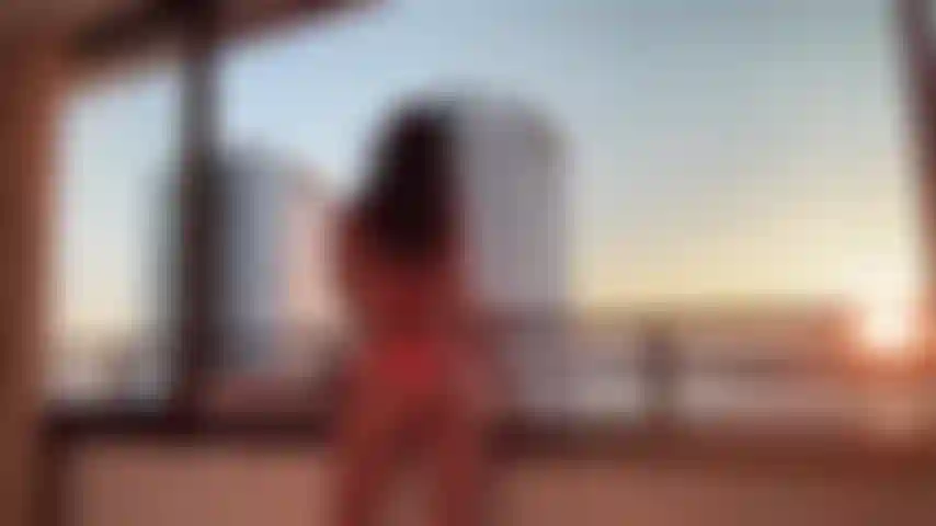 12. Vídeo sexy usando óleo no corpo todo.