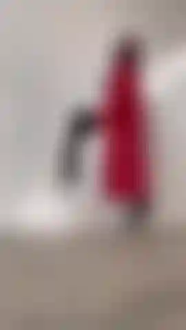 29. Verdadeira deusa compartilho com vocês meu ensaio fotográfico de botas e manto vermelho, foi sexy e quente.
