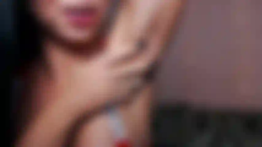 38. Fetiche por axila, provocar, lamber, fazer cócegas com pincel de maquiagem e topless.